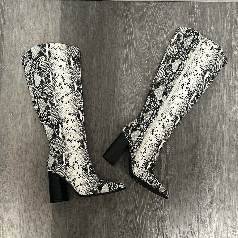 White & Black Snakeskin Pattern Faux Leather High Boots Size 7